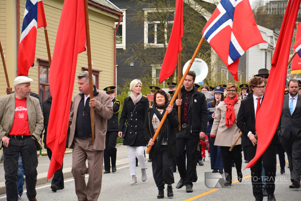 Pochód z fladami w Oddzie - Podczas norweskiego święta wszędzie wywiesza się flagi