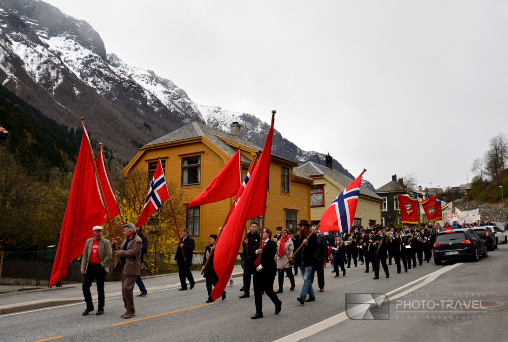 Pochód z fladami w Oddzie - Podczas norweskiego święta wszędzie wywiesza się flagi