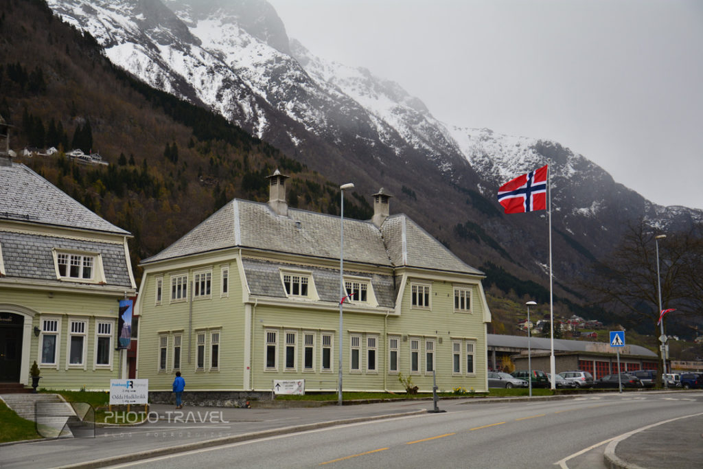 Flaga Norwegii powiewająca nad fiordami