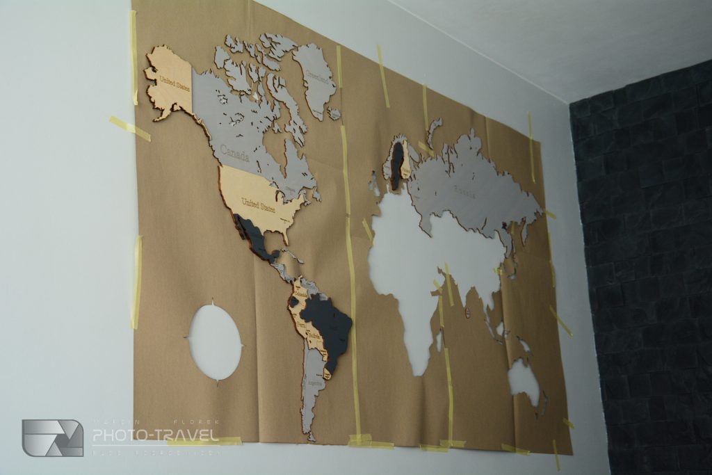 Montaż drewnianej mapy świata LosokaWood na ścianie