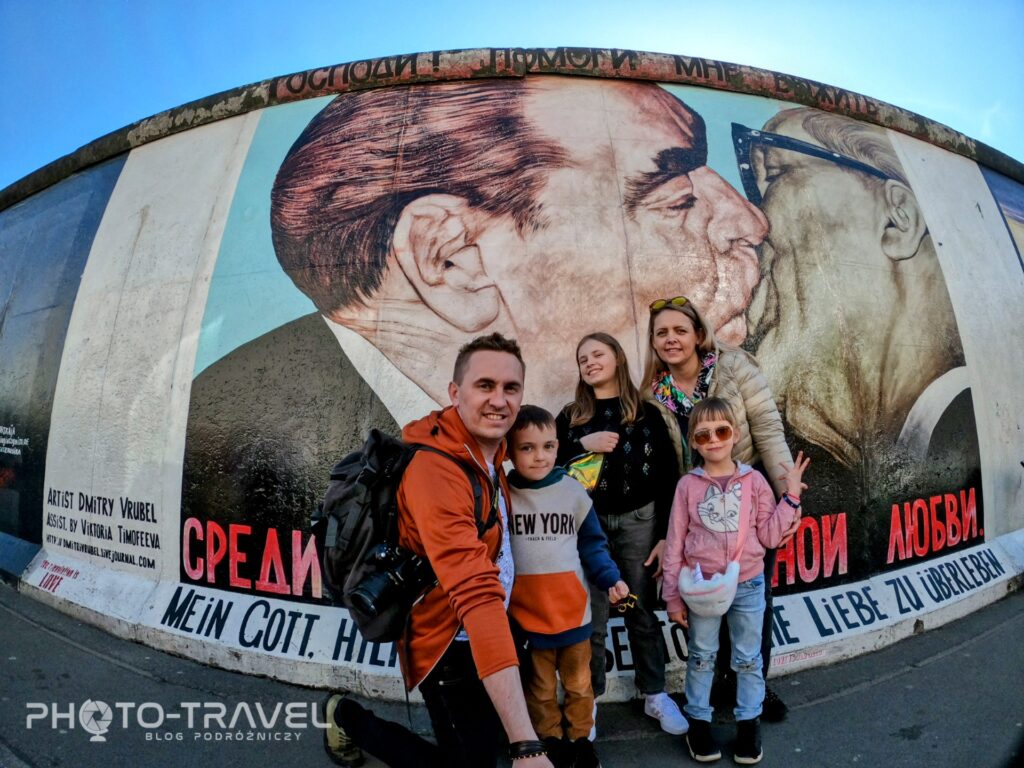 Pocałunek Breżniewa z Honeckerem - atrakcje Berlina - mur Berliński na East Side Gallery
