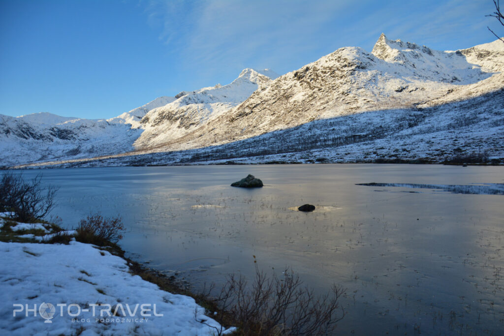 Jezioro Kattfjordvatnet na Wyspie Kvaloya najlepsze miejsce do obserwacji zorzy koło Tromso