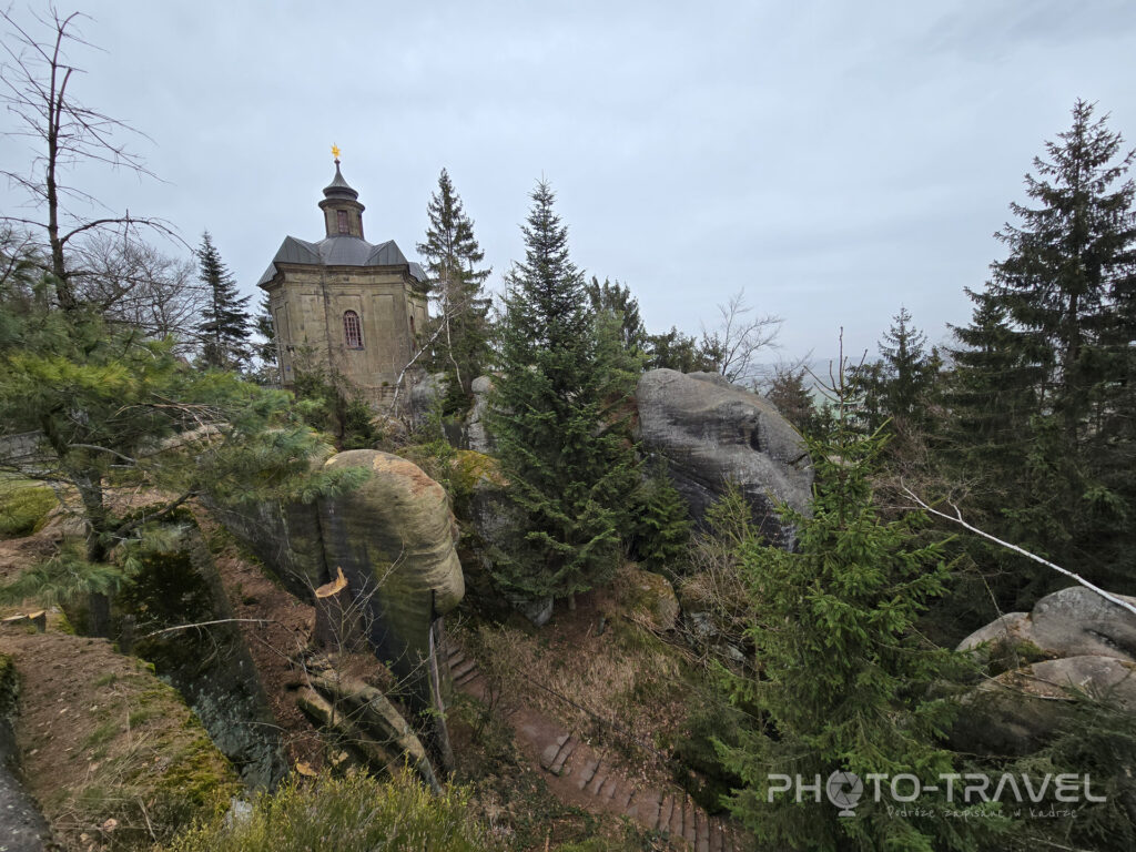 Broumowskie Ściany z dziećmi - Kaplica Matki Boskiej Śnieżnej na górze Hvezda