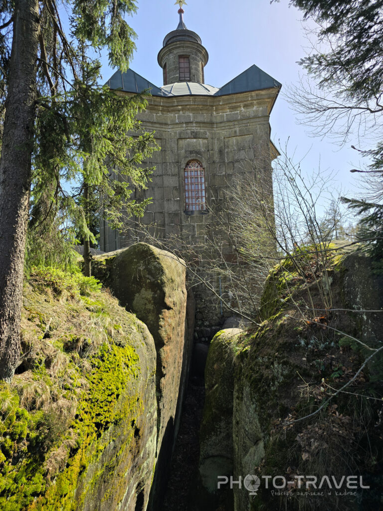Broumovske Steny - Kaplica Matki Boskiej Śnieżnej na górze Hvezda